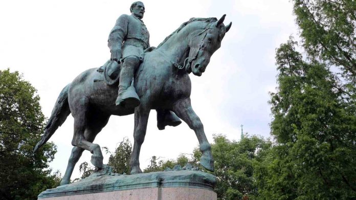 Remueven estatua del general Robert Lee en Charlottesville