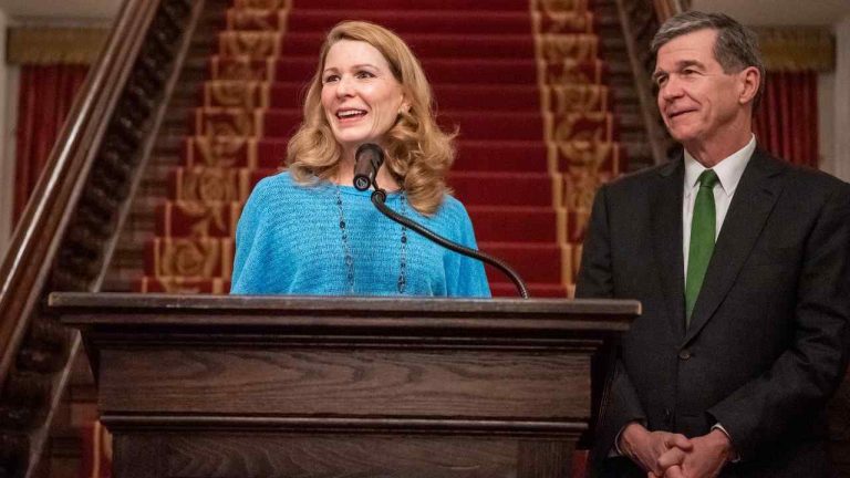 Roy Cooper anuncia uso de mascarillas obligatorio