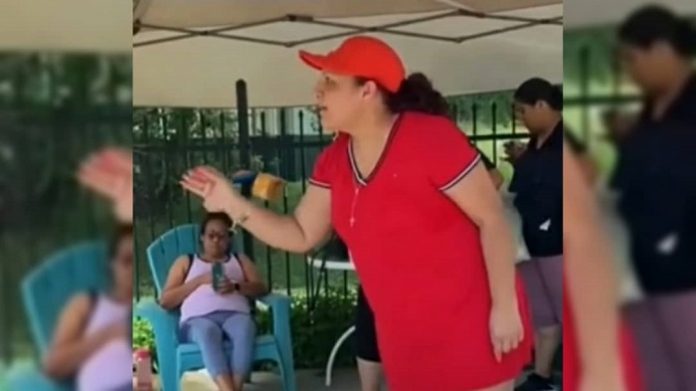 Sacaron a una mexicana de una piscina por escuchar música en español