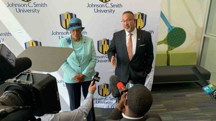 Secretario de Educación y representante de NC en la Universidad Johnson C. Smith