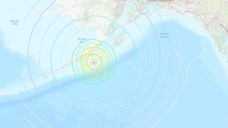 Fuerte terremoto de 8.2 sacude costa de Alaska
