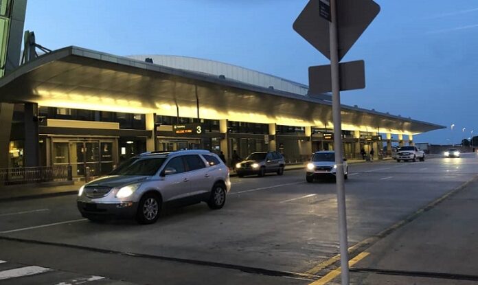 Adolescente transgénero sometida a registro sin ropa en aeropuerto