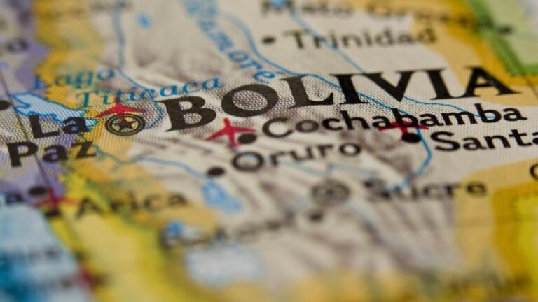 Bolivia celebra 196 años de Independencia con nevada en Potosí