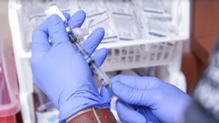 CDC aprueba vacuna adicional a población inmune vulnerable