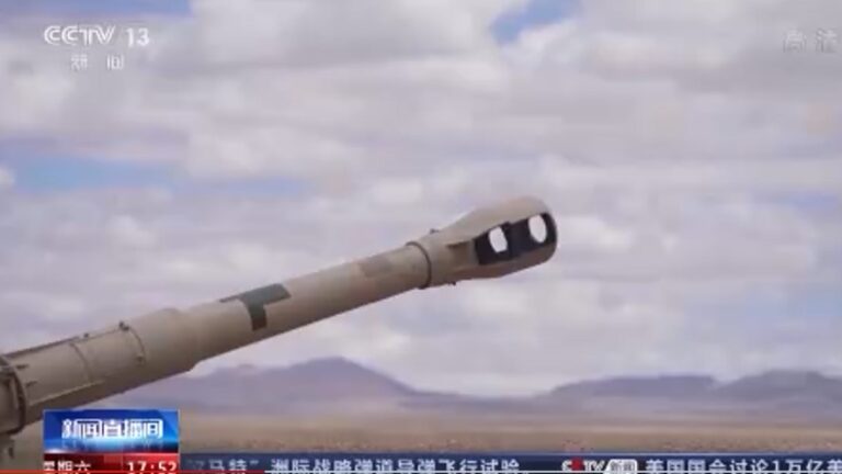 China muestra su músculo militar, mientras EE. UU., se retira de Afganistán