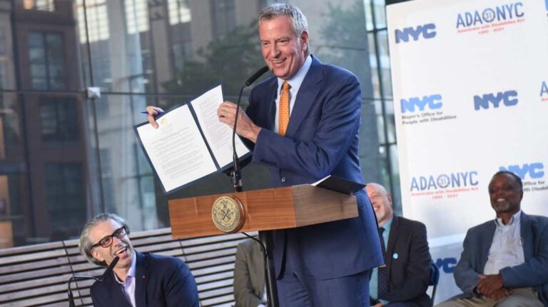 De Blasio anuncia que NY exigirá comprobante de vacunación