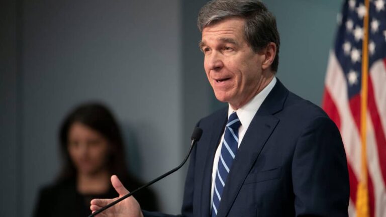 El pedido de Roy Cooper a las escuelas para proteger salud de estudiantes