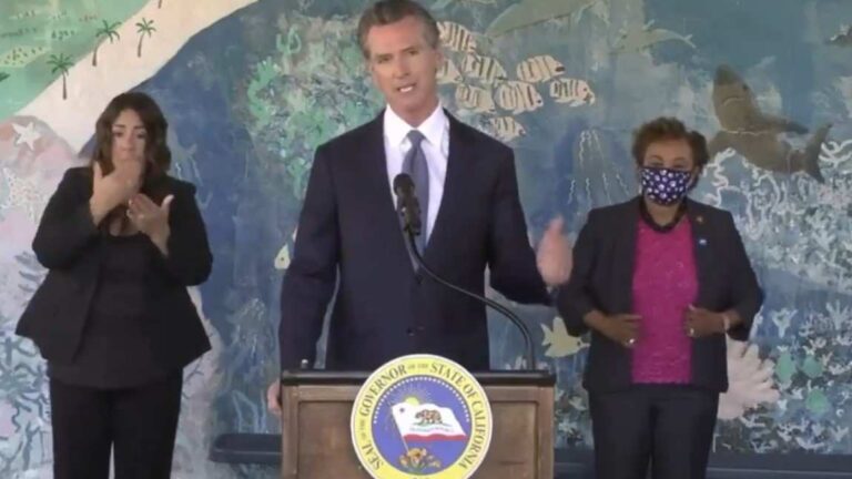 Maestros obligados a vacunarse en California