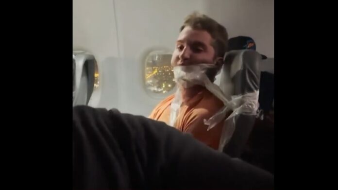 Pasajero fue atado con cinta adhesiva en vuelo Frontier Airlines