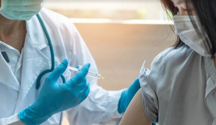 Termina programa que otorga $ 100 a quien reciba primera dosis de vacuna