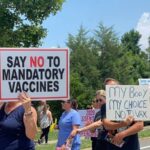 Vacuna obligatoria genera molestia en Charlotte