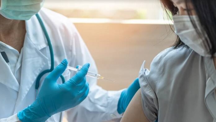 Aumenta tasa de vacunación entre empleados del condado Mecklenburg