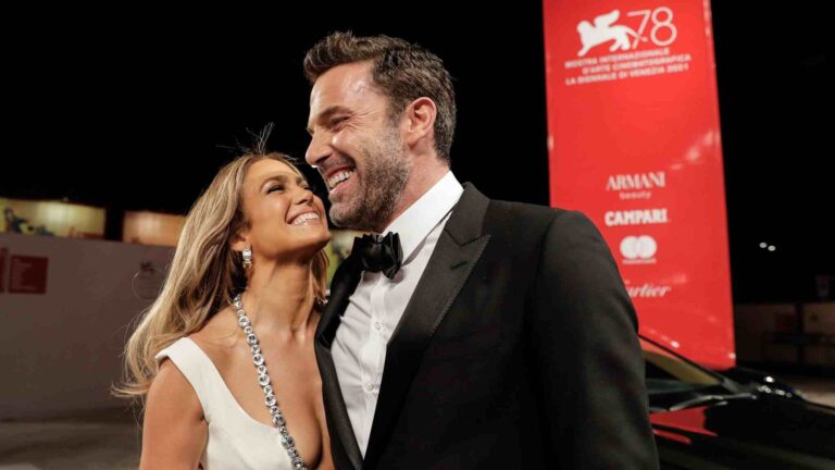 Ben Affleck y Jennifer López de la mano por la alfombra roja de Venecia
