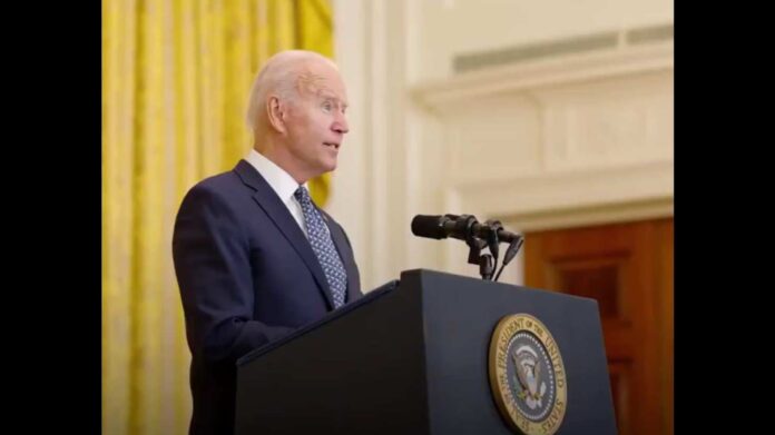 Biden amenaza a los no vacunados en EE. UU.