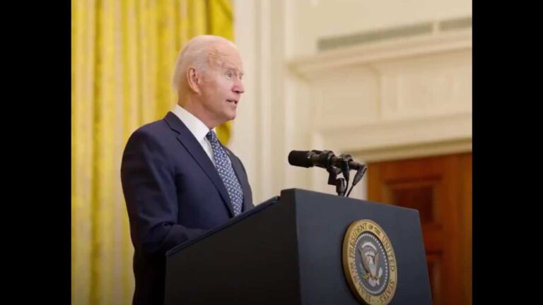 Biden amenaza a los no vacunados en EE. UU.