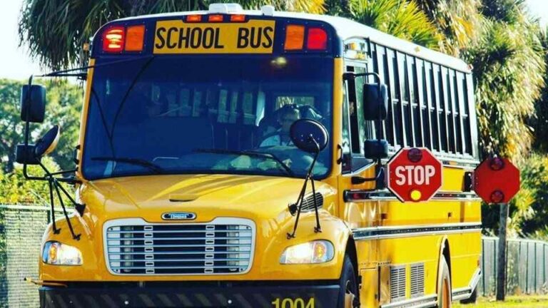 Covid-19 suma más víctimas en Florida: 54 maestros y 9 alumnos