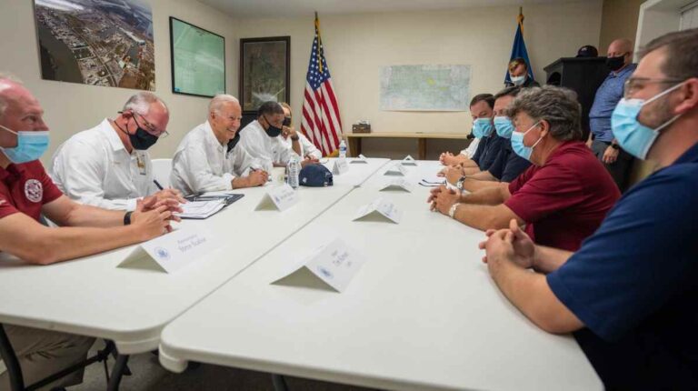 Encuesta asegura que aceptación de Biden decae