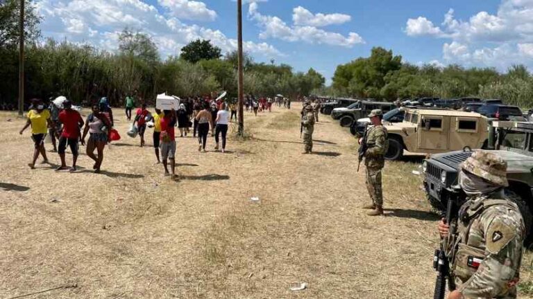 Greg Abbott construyó muro de vehículos para evitar cruce de inmigrantes