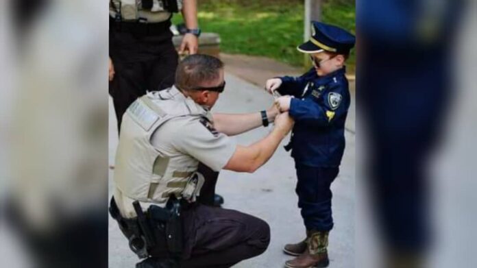 Policías cumplen el sueño de un niño y asisten a su fiesta de 5 años