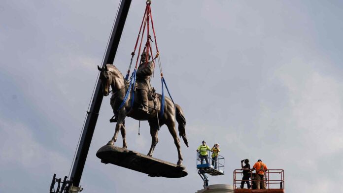 Retiraron la enorme estatua de Robert E Lee en Virginia