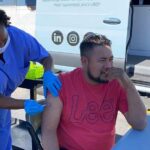 Trabajadores latinos esenciales reciben vacuna en Greenville