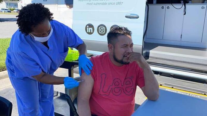 Trabajadores latinos esenciales reciben vacuna en Greenville