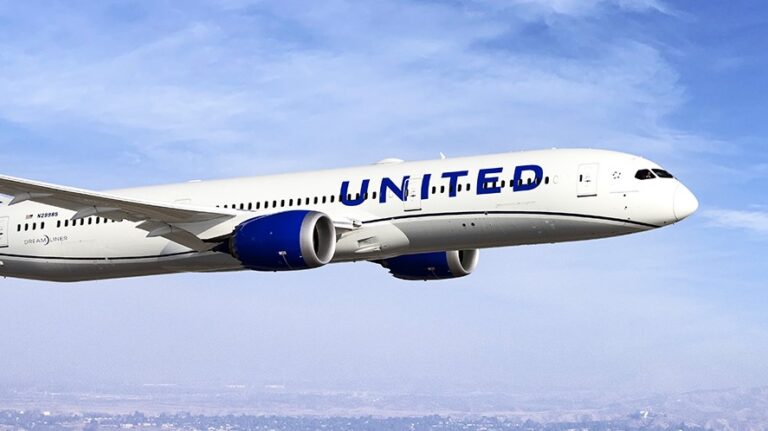 United Airlines convence a sus trabajadores de vacunarse