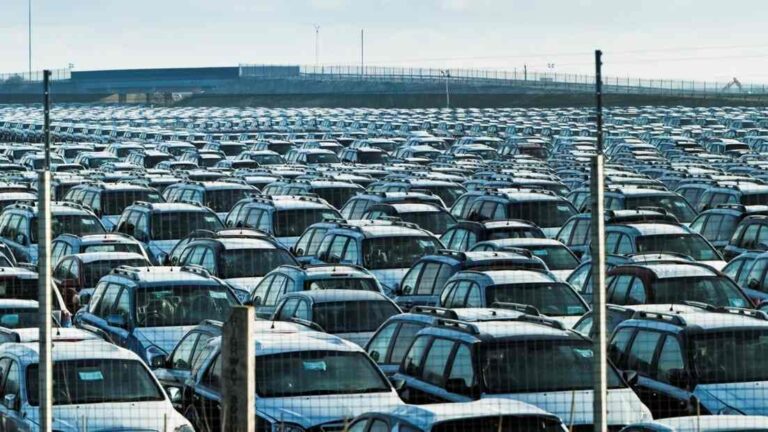 AMLO firma decreto para legalizar «autos chocolates»