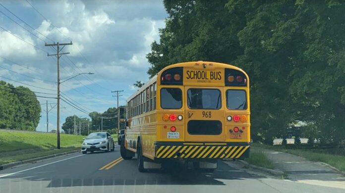 Atropellado niño después de bajar de autobús escolar