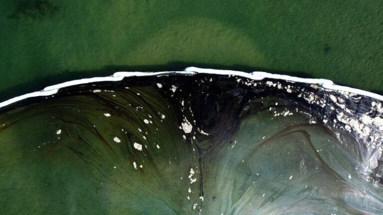 Demandan a Amplify Energy Corp. por derrame de petróleo en California