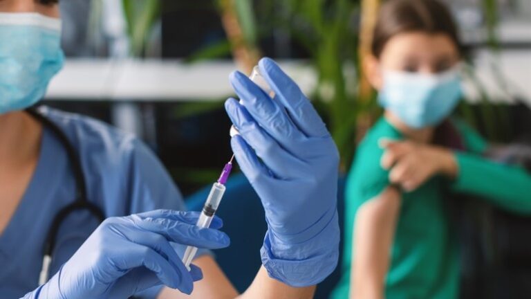 FDA aconseja vacuna de Pfizer a niños de 5 a 11 años