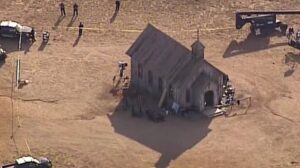 Imagen de video aérea muestra a los oficiales del alguacil del condado de Santa Fe