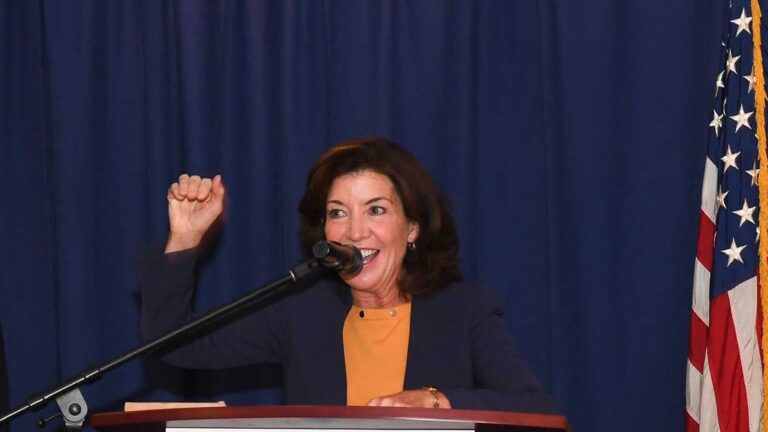 Kathy Hochul protegerá a indocumentados de extorción y amenazas