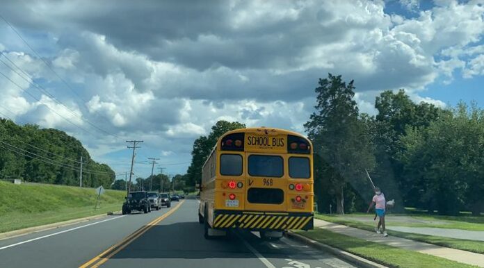 Mejoran salario a conductores de autobuses escolares