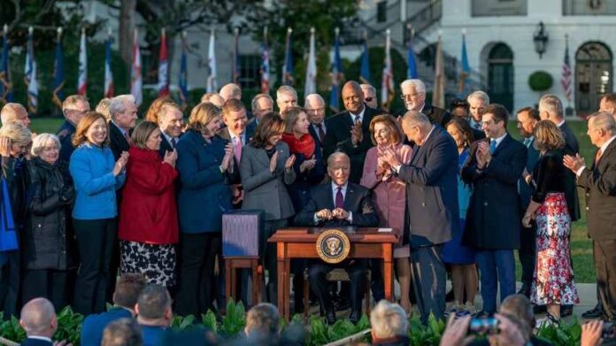 Biden firmó de histórico plan de infraestructuras