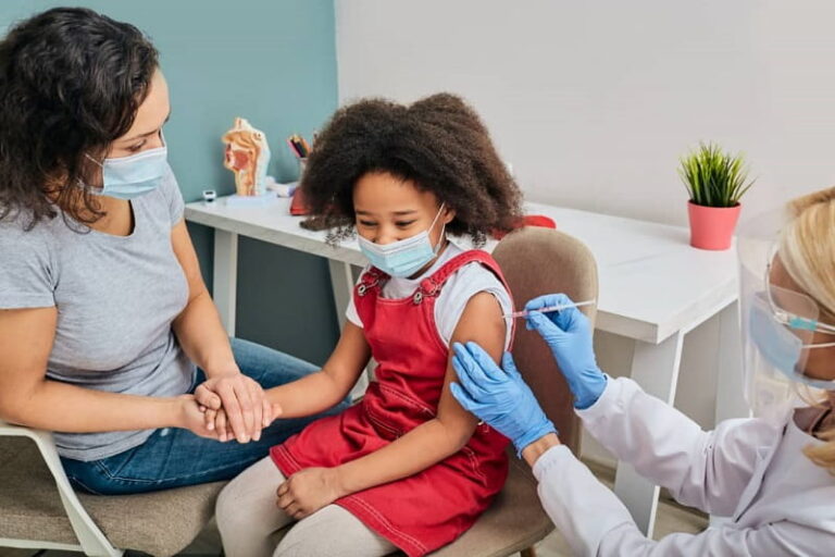Buscan niños para probar seguridad de vacuna de Moderna