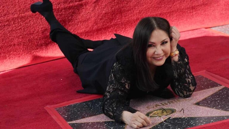 Cantante Ana Gabriel devela su estrella en Hollywood