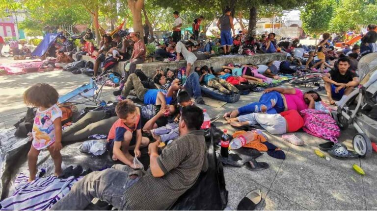 Caravana de migrantes fija su ruta hacia la frontera de EE. UU.