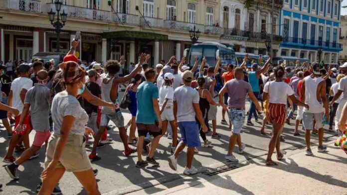 Cubanos salen a las calles de Miami en apoyo de demandas de cambio en Cuba