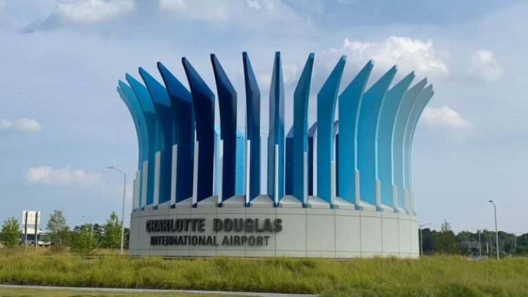 Pilotos protestan afuera del aeropuerto Charlotte-Douglas
