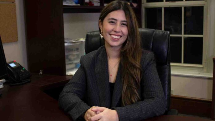 Primera latina hace historia en liderar periódico en Harvard