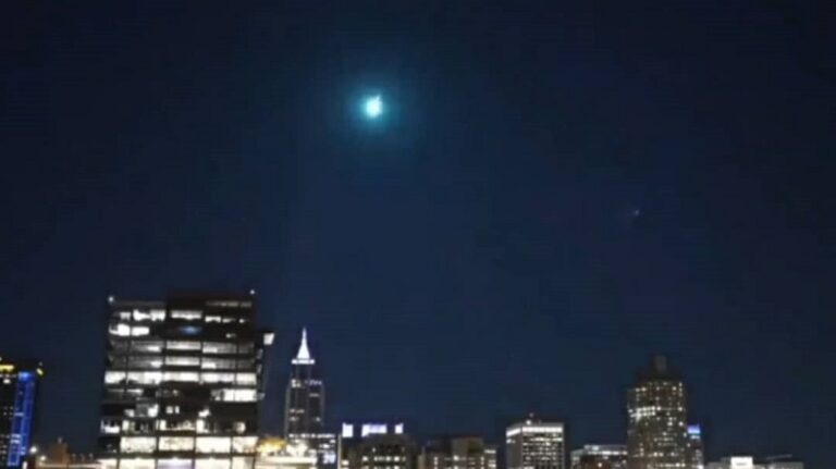 Una bola de fuego le robó el show al cohete SpaceX en el cielo de NC