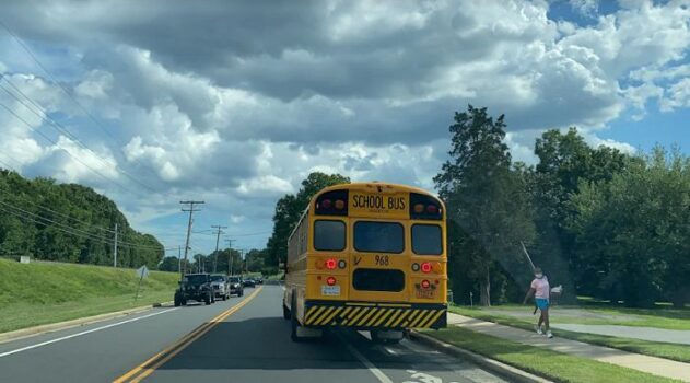 Vuelco de autobús escolar con saldo mortal