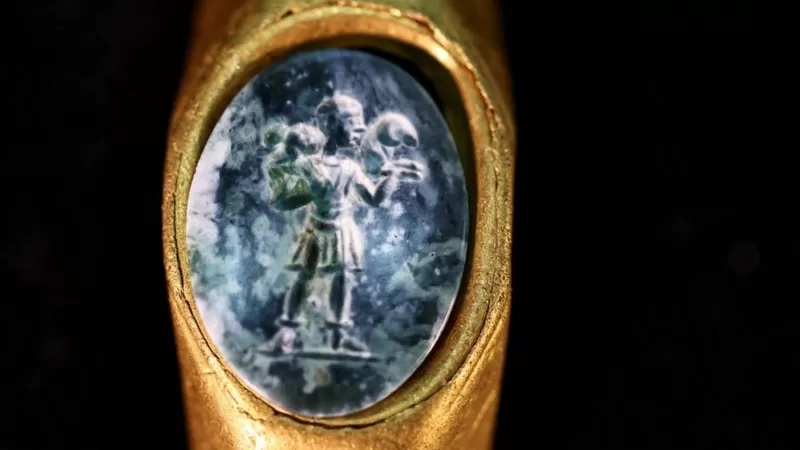 Hallan anillo de oro del siglo III con la imagen de Jesucristo