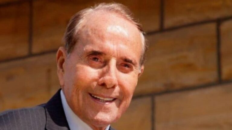 Banderas a media asta en homenaje a Bob Dole