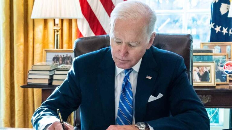 Biden aprueba aumento de gasto en defensa de EE. UU.