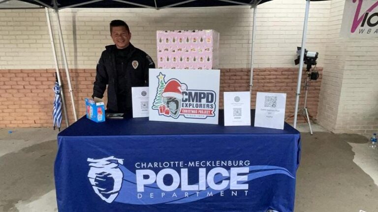 CMPD recolecta juguetes para niños en Navidad
