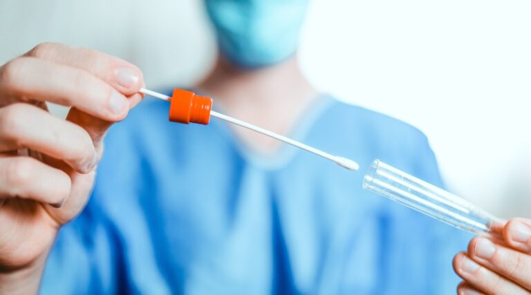 Escasean pruebas rápidas en EE. UU., en medio de ola de ómicron