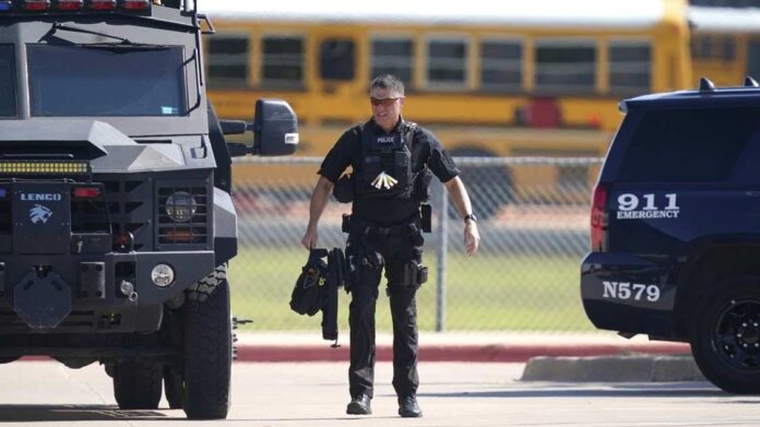 Fuerte presencia policial en escuelas de Florida