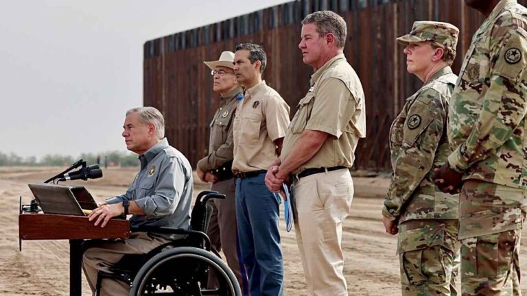 Greg Abbott complace a Trump con la construcción del «muro»